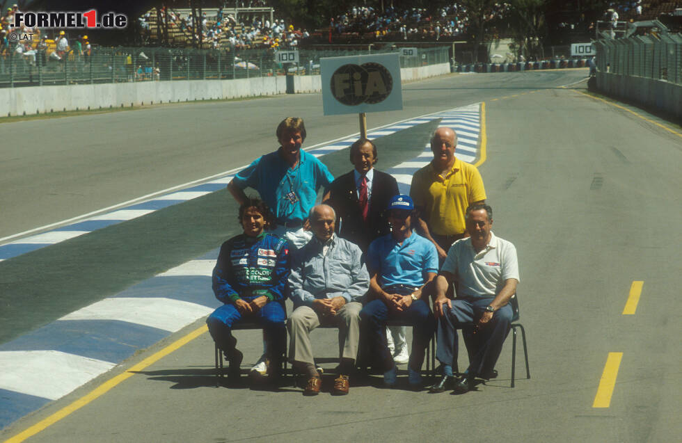 Foto zur News: Gruppenfoto der Weltmeister beim Australien-Grand-Prix 1990. Nicht weniger als 18 WM-Titel sind zu diesem Zeitpunkt auf dem Bild vereinigt. Von links, hinten: James Hunt, Jackie Stewart und Dennis Hulme. Vorne: Nelson Piquet, Juan Manuel Fangio, Ayrton Senna und Jack Brabham.