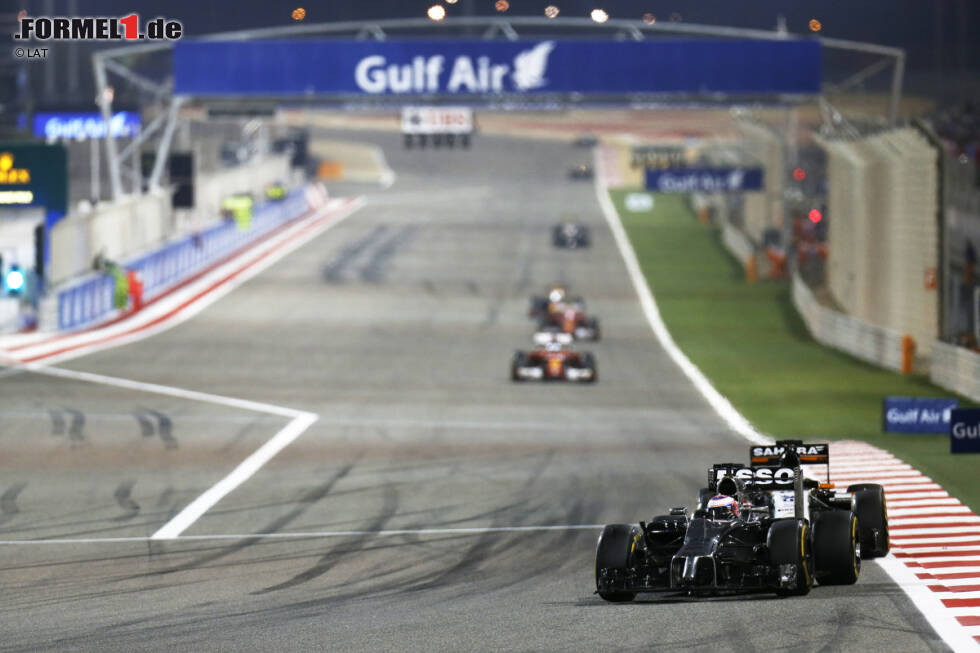 Foto zur News: Obwohl McLaren hier den Rundenrekord hält, ist der Bahrain International Circuit eine von nur zwei Strecken im Kalender der Saison - und die einzige, auf der die Formel 1 schon länger fährt -, auf der das Team aus Woking noch nicht gewonnen hat. Der andere Kurs ist Sotschi, wo im vergangenen Jahr zum ersten Mal ein Grand Prix stattfand.