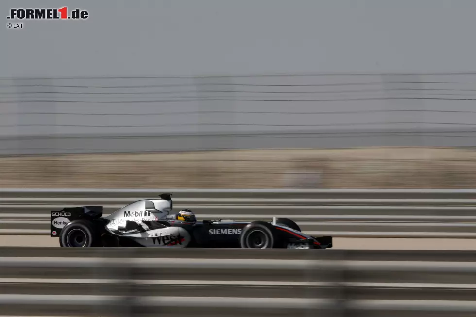 Foto zur News: Der offizielle Rundenrekord auf dem Bahrain International Circuit steht bei 1:31.447 Minuten und wurde 2005 von Pedro de la Rosa im McLaren gefahren. Das ist mehr als eine Sekunde langsamer als die schnellste Rundenzeit beim Bahrain-Grand-Prix 2004, die in 1:30.252 Minuten von Michael Schumacher (Ferrari) gefahren wurde. Der Unterschied erklärt sich durch eine Umgestaltung von Kurve 4, wodurch sich die Rennlinie verändert hatte.