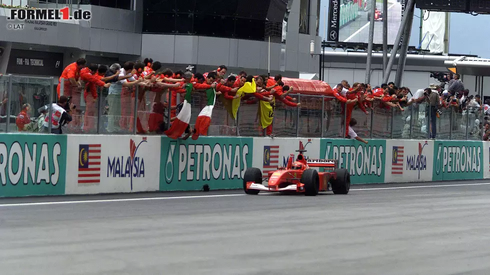 Foto zur News: Neun verschiedene Fahrer haben bisher den Grand Prix von Malaysia gewonnen. Vier davon waren mehrmals erfolgreich. Drei Fahrer - Michael Schumacher, Fernando Alonso und Sebastian Vettel - gewann das Rennen drei Mal, während Kimi Räikkönen zwei Siege gelangen.