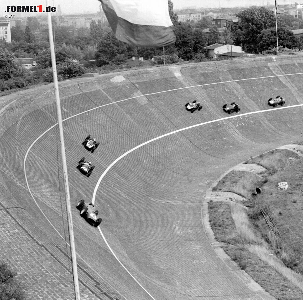 Foto zur News: Platz 6 - AVUS: 1959 fand der Grand Prix von Deutschland erstmals nicht auf dem Nürburgring, sondern auf der Berliner AVUS mit ihrer spektakulären Steilkurve statt. Ferrari-Pilot Tony Brooks gewann das Rennen mit einer Durchschnittsgeschwindigkeit von über 230 km/h. Das war der Formel 1 aber zu schnell. Wegen massiver Sicherheitsbedenken kehrte man nie wieder auf die AVUS zurück.