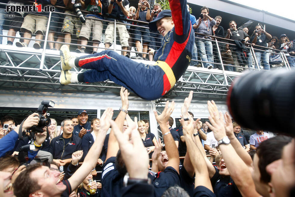 Foto zur News: Im Regen wuchs der damals 21 Jahre alte Sebastian Vettel über sich hinaus. Von der Pole-Position aus fuhr er im Rennen wie ein alter Hase und landete einen blitzsauberen Start-Ziel-Sieg. Damit wurde er zum jüngsten Grand-Prix-Sieger in der Geschichte. Während Vettel in den Folgejahren die Formel 1 dominierte, wartet Toro Rosso auch sieben Jahre später noch auf ein zweites Podiumsresultat.