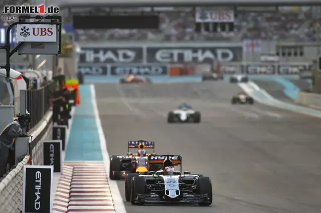 Foto zur News: Fast zu wenig Gegenwehr leistet Nico Hülkenberg (Force India), der am Start noch zwei Positionen gewonnen hat, im Kampf um Platz sechs gegen Daniel Ricciardo (Red Bull). Am Ende wird's trotz starken Untersteuerns besonders in den ersten beiden Stints ein ordentlicher, aber nicht überragender siebter Platz für den Le-Mans-Sieger.