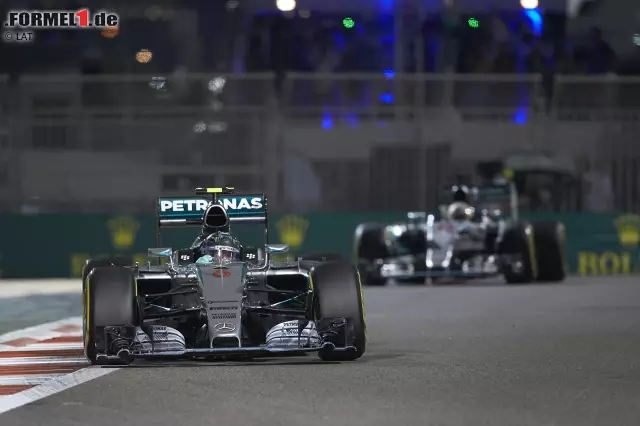 Foto zur News: Plötzlich gewinnt der Kampf um den Sieg an Dramatik, als Hamilton seinen Rückstand von 7,3 (16. Runde) auf 1,0 Sekunden (31. Runde) verkürzt. "Rosberg hat rechts vorne ein bisschen Graining", analysiert Experte Marc Surer.