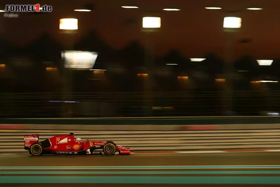 Foto zur News: Vettels Aufholjagd endet auf dem vierten Platz - mehr konnte er nach Startposition 15 nicht erwarten. Auf dem Weg dorthin wundert er sich beim Überrunden über den widerspenstigen Ferrari-Vorgänger Alonso (&quot;Er muss mich wirklich hassen. Ich weiß nicht, was nicht mit ihm stimmt. Ich verliere eine Sekunde nur deswegen!&quot;) und hat mit Perez weniger Mühe, als man das hätte erwarten können.