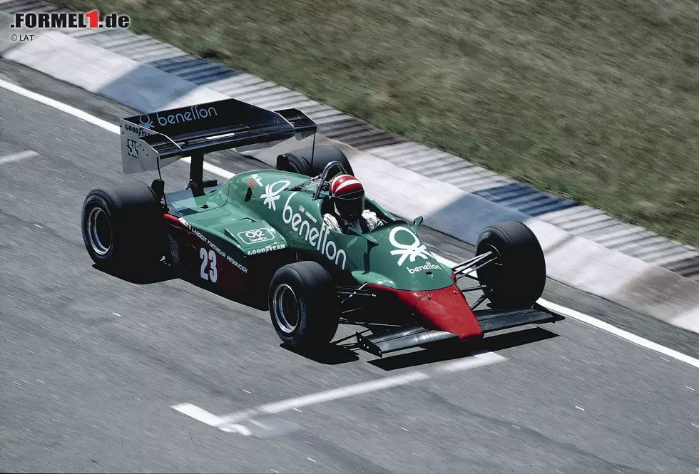 Foto zur News: 1984: Mit der Einführung eines Benzinlimits steht Alfa Romeo vor einem Problem: Der Achtzylinder-Turbo ist viel zu durstig und wieder bleibt das Fahrzeug stehen. Eddie Cheever gelingt beim Saisonauftakt ein vierter Platz, den Riccardo Patrese beim drittletzten Rennen in Monza vor heimischer Kulisse mit einem Podiumsplatz toppen kann.

Beste Platzierung: 3.