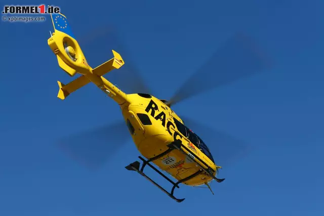 Foto zur News: Gegen 13:20 Uhr hebt der Helikopter ab und bringt Alonso ins Krankenhaus. Kurze Zeit später geben Manager Luis Garcia und McLaren Entwarnung: Es soll sich dabei lediglich um eine Vorsichtsmaßnahme handeln. Der Spanier ist bei Bewusstsein und ansprechbar.