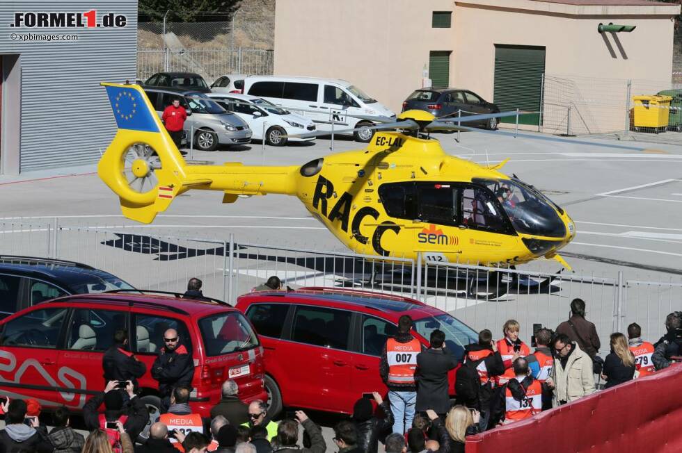 Foto zur News: Auch ein Rettungshelikopter steht bereit. Erste Meldungen geben allerdings zunächst Entwarnung. Die Rennstrecke verkündet über Twitter, Alonso sei okay und bei Bewusstsein.