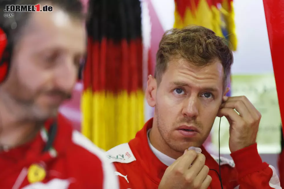 Foto zur News: &quot;Wenn es 200 Meter früher passiert, dann knalle ich mit 300 in die Wand&quot;, wettert Vettel und ergänzt: &quot;Ich glaube, das muss mal gesagt werden: Die Qualität der Reifen ist miserabel! Das kann nicht sein! Es geht jetzt schon Jahre so und ich weiß nicht, worauf wir warten.&quot; Pikant: Am gleichen Wochenende erleidet auch Nico Rosberg einen Reifenschaden, kommt allerdings - ebenso wie Vettel - mit dem Schrecken davon. Für Pirelli ist die Aktion ein PR-Desaster. Später erklären die Italiener, dass Ferrari die Reifen länger als empfohlen verwendet habe. Auch die Randsteine in Spa werden verantwortlich gemacht. Weitere kapitale Reifenschäden bleiben in den weiteren Saisonrennen zwar aus, doch mehr als Schadensbegrenzung ist das aus Sicht von Pirelli nicht.