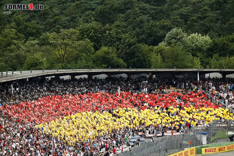 Foto zur News: Platz 1: Keine Formel 1 in Deutschland - Deutschland und die Formel 1, das passt eigentlich schon immer zusammen. Seit 1956 ist die Königsklasse regelmäßig auf deutschem Boden zu Gast, zwischenzeitlich finden pro Jahr sogar zwei Grands Prix in Deutschland statt. Umso größer ist die Aufregung, als im März 2015 die Entscheidung fällt, dass es in diesem Jahr keinen Großen Preis von Deutschland geben wird. Der Nürburgring, der das Event eigentlich austragen soll, kann das Rennen finanziell nicht stemmen, und auch der Hockenheimring traut es sich nicht zu, den freien Platz im Kalender zu übernehmen.