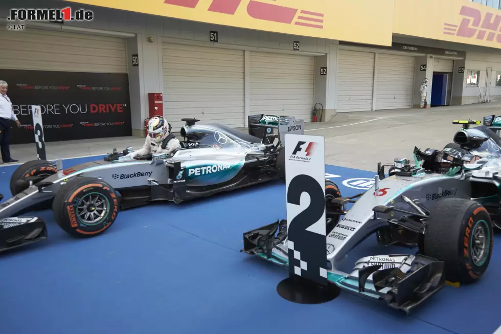 Foto zur News: Platz 7: Der Mercedes-Boykott - Suzuka erlebt 2015 nicht nur den jetzt schon legendären Funk-Ausraster von Fernando Alonso, sondern auch einen Boykott der etwas anderen Art - und zwar von ganz oben gesteuert. Dabei ist zunächst alles wie immer: Die Mercedes-Piloten drehen an der Spitze des Feldes ihre Runden, während die Fahrer dahinter um den Titel &quot;Best of the Rest&quot; kämpfen. Doch etwas ist anders als sonst. Denn obwohl die beiden Silberpfeile an der Spitze des Feldes fahren, sind sie im &quot;World-Feed&quot; (dem internationalen Fernsehbild) während des gesamten Rennens fast nie zu sehen.