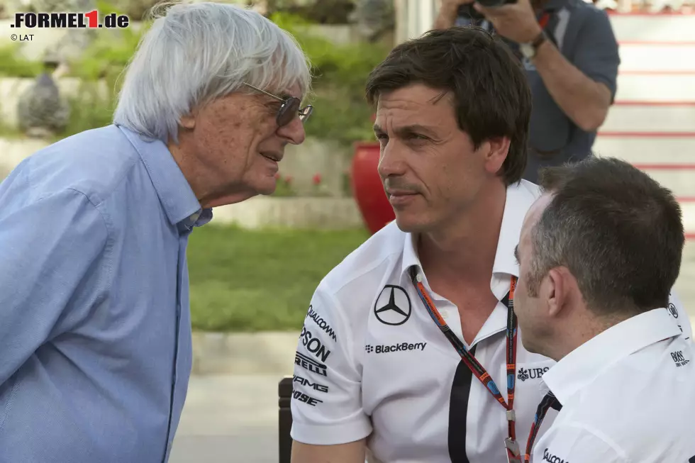 Foto zur News: Hintergrund: Für den &quot;World-Feed&quot; ist niemand Geringeres als Bernie Ecclestone persönlich verantwortlich. Sofort werden erste Gerüchte laut, es könnte sich um eine Rache Ecclestones handeln, weil Mercedes Red Bull in der Saison 2016 keine Motoren liefern möchte. &quot;Wir überlegen die ganze Zeit, ob wir ihm auf die Zehen getreten sind&quot;, wundert sich Teamchef Toto Wolff, doch Ecclestone selbst erklärt nach dem Rennen: &quot;Wir haben uns vor einigen Wochen grundsätzlich über die Regieführung bei den Rennen unterhalten und sind zu dem Schluss gekommen, das Mittelfeld öfter zu zeigen. Meilenweit in Führung liegende Autos zu zeigen ist langweilig.&quot; Komischerweise sind die Silberpfeile bei den restlichen Rennen des Jahres aber wieder viel häufiger im Bild...