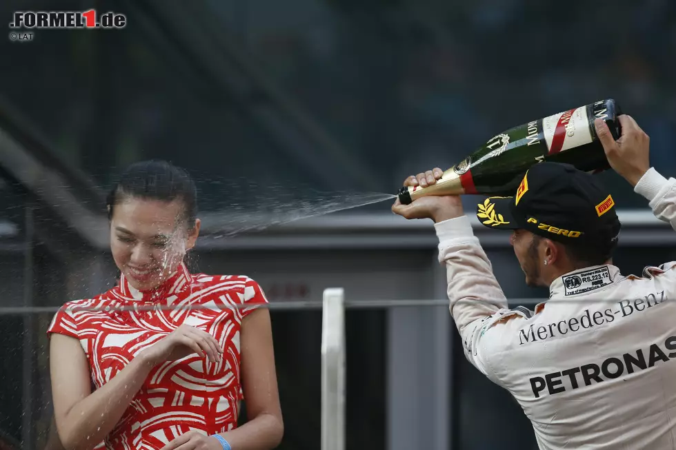 Foto zur News: Platz 5: Die &quot;Spritzaffäre&quot; - Seit Jahr und Tag jubeln die siegreichen Formel-1-Piloten nach einem Rennen auf dem Podium. Da werden die Nationalhymnen gespielt, es gibt Pokale - und natürlich auch die obligatorische Champagnerdusche. Verrückt wird es allerdings dann, wenn solch eine Siegerehrung zu einem Politikum wird. Auslöser des &quot;Skandals&quot; ist Weltmeister Lewis Hamilton, der in China auf dem Podium eine anwesende Dame mit Champagner bespritzt - und zwar mitten ins Gesicht. Es beginnt die wohl absurdeste Diskussion der gesamten Formel-1-Saison: Ist Lewis Hamilton ein Sexist?