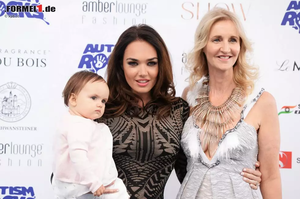 Foto zur News: Tamara Ecclestone mit Töchterchen Sophia und Eddie Irvines Schwester Sonia, der Chefveranstalterin der Amber-Lounge-Fashion-Show.