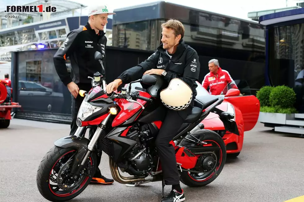 Foto zur News: Durch die engen Straßen von Monaco mit dem Auto zu fahren, dauert länger als zu Fuß zu gehen. Aber wer einen Roller (wie Kimi Räikkönen) oder gar ein Motorrad (wie Jenson Button auf dem Foto, mit Nico Hülkenberg) hat, der ist fast am besten dran.