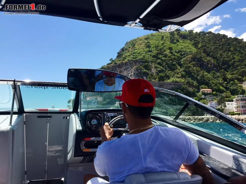 Foto zur News: Viele nehmen inzwischen aber auch das Boot, um in Monaco von A nach B zu kommen. Lewis Hamilton sogar ohne Chauffeur.