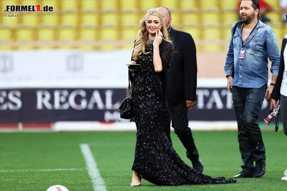 Foto zur News: Wie jedes Jahr zieht Monaco auch 2015 zahlreiche Promis an, teilweise von den benachbarten Filmfestspielen in Cannes kommend. So zum Beispiel Paris Hilton, die sich das Charity-Fußballspiel zwischen den Nazionale Piloti und einer All-Star-Auswahl rund um Tennis-Ass Novak Djokovic nicht entgehen lässt. Am Ende verlieren die Formel-1-Stars mit 1:3.