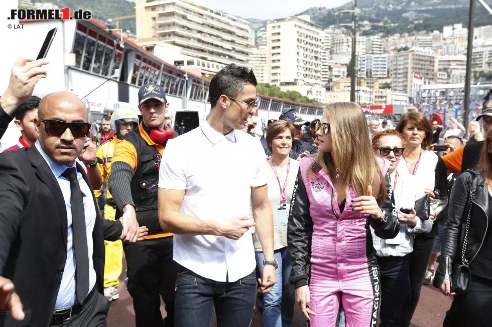 Foto zur News: Real-Madrid-Wunderkicker Cristiano Ronaldo und Cara Delavigne. Das Supermodel darf natürlich auch in einem echten McLaren Platz nehmen. Zumindest Fernando Alonso sollte sie damit kein Glück bringen.