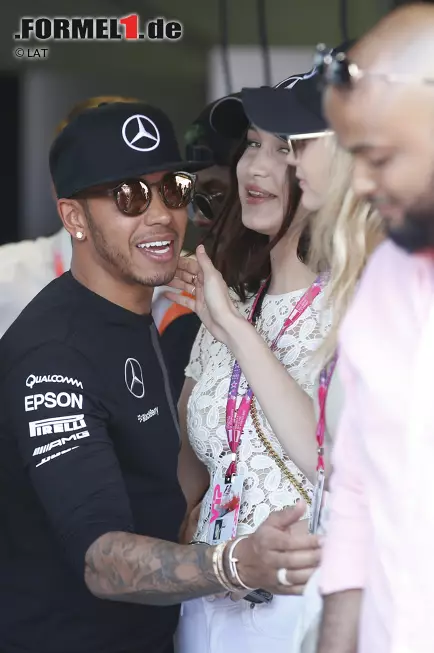 Foto zur News: Hat er oder hat er nicht? Seine Ex Nicole Scherzinger ist zwar in der Woche vor Monaco in Cannes, aber Lewis Hamilton fährt am Donnerstagabend nach dem Training angeblich wegen Gigi Hadid zu einer Charity-Party rüber. Es heißt, das Model sei seine neue Flamme, es habe schon mehrere Dates gegeben. Hier begrüßt Hamilton Hadid am Renntag.