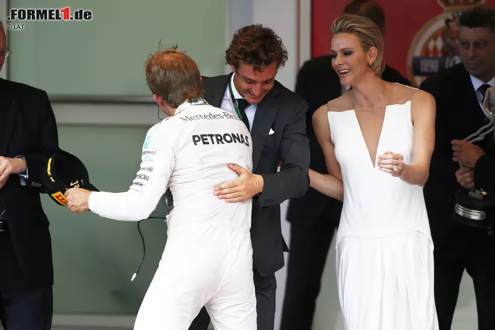 Foto zur News: &quot;I&#039;m happy it&#039;s you&quot;: Die Fürstenfamilie gratuliert Rosberg zum Monaco-Hattrick, besonders Andrea Casiraghi (Sohn von Caroline von Monaco), mit dem der Mercedes-Fahrer auch privat befreundet ist. Dreimal hintereinander Monaco gewinnen, das haben davor nur Graham Hill, Alain Prost und Ayrton Senna geschafft.