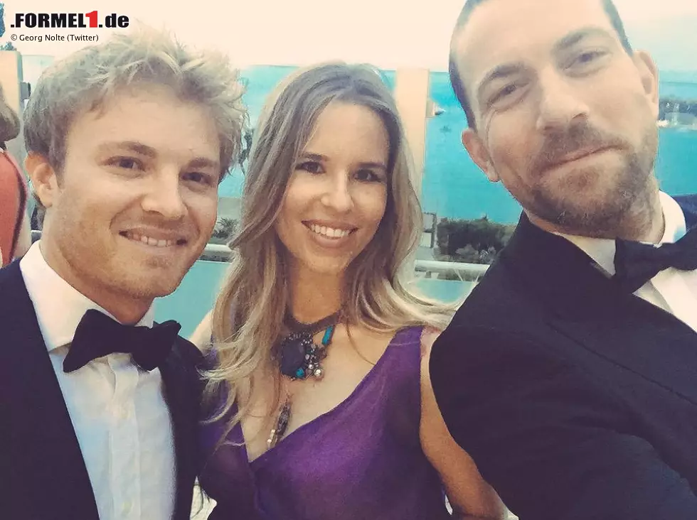 Foto zur News: Festlich gekleidet für das Galadinner mit Fürst Albert im Sporting Club: Nico und Viviane Rosberg, Medienbetreuer Georg Nolte. Das Team Rosberg hat darin inzwischen Routine.