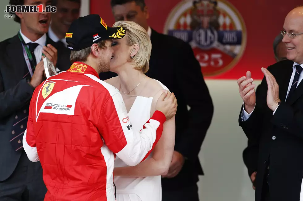 Foto zur News: Als Niki Lauda Fürstin Gracia Patricia die Hand geküsst hat, sorgte das noch für Riesenaufsehen. Inzwischen macht niemand mehr einen Mucks, wenn Sebastian Vettel Charlene ein Wangenküsschen gibt. Geht es nach dem Applaus von Fürst Albert, dann scheint der Ferrari-Star das Küssen genauso gut zu beherrschen wie das Rennfahren.