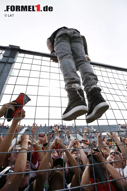 Foto zur News: Der Sieg in Montreal geht aber wieder einmal an Mercedes. Für Lewis Hamilton, der seine Führung in der WM weiter ausbaut, ist es bereits der vierte Triumph in Kanada, den es entsprechend zu bejubeln gilt.