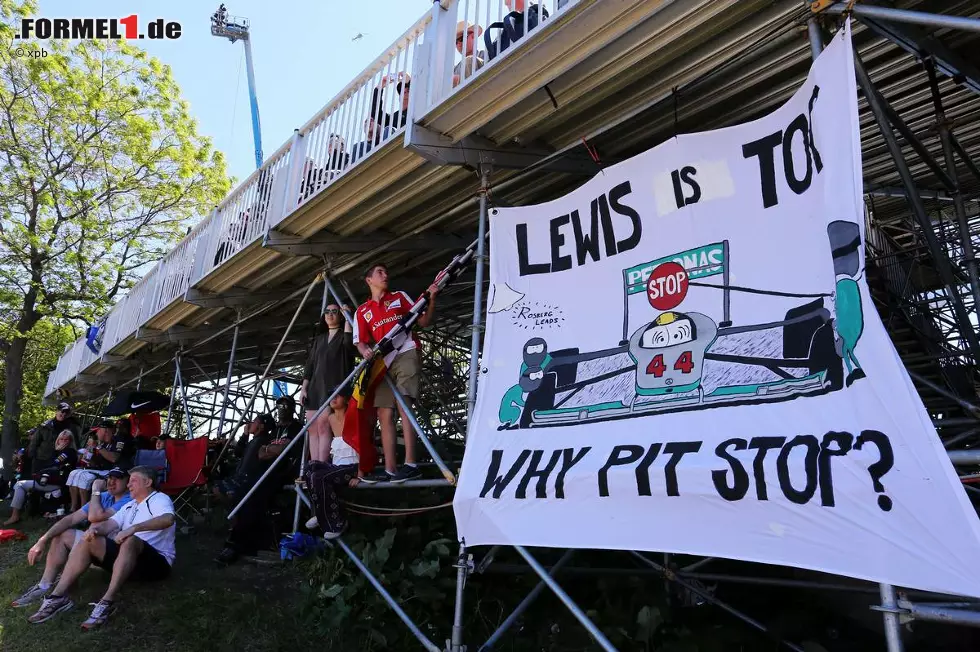 Foto zur News: Doch vor allem ein Thema ist vor dem Start in das Wochenende präsent: der Boxenfauxpas von Mercedes in Monaco. Auch zwei Wochen später ist der Vorfall noch in aller Munde, doch darüber reden möchte Lewis Hamilton darüber nicht wirklich - auch nicht mit dem Team, wie zu hören ist.