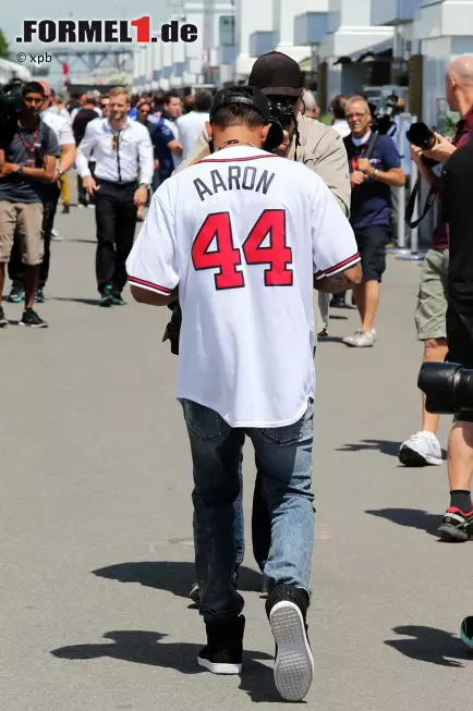 Foto zur News: Kaum einer weiß Botschaften so stilecht zu verpacken wie Hamilton. Der Brite läuft im Fahrerlager mit einem Trikot von Baseball-Star Hank Aaron durch die Gegend. &quot;Hammerin&#039; Hank&quot; hat als Afroamerikaner Sportgeschichte geschrieben, musste allerdings auch mit zahlreichen rassistischen Anfeindungen leben. Glücklicherweise sind diese Zeiten vorbei, auch wenn der Mercedes-Pilot selbst schlechte Erfahrungen machen musste.