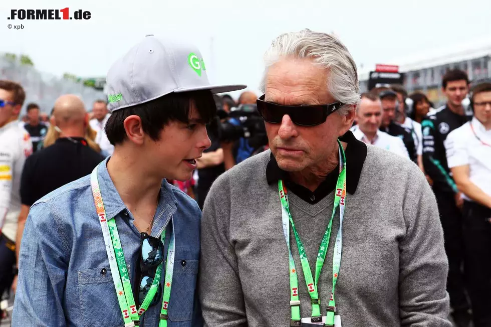 Foto zur News: In Kanada sind übrigens auch &quot;echte&quot; Promis unterwegs, nicht nur Fahrer in anderer Kleidung: Schauspieler Michael Douglas mit Sohn Dylan...