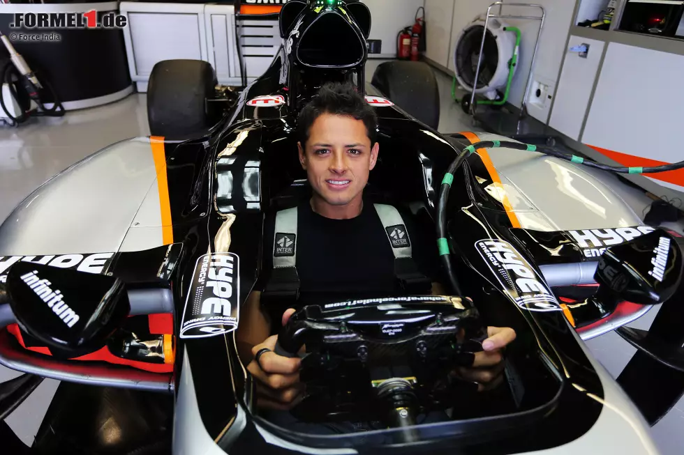 Foto zur News: ...Fußballstar Javier Hernandez (Manchester United/Real Madrid), genannt &quot;Chicharito&quot;, der bei Force India besonders Landsmann Sergio Perez die Daumen drückt...