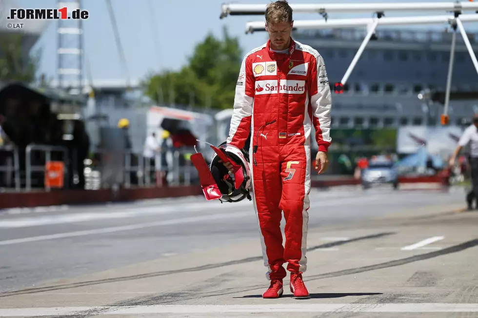 Foto zur News: Sebastian Vettel hatte dafür sicherlich keinen Kopf. Wenige Minuten vor Anpfiff des Finales erlebt er ein Qualifying zum Vergessen: technische Probleme, Startplatz 16. Weil er bei Rot noch einen Manor überholt hatte, geht es noch weiter zurück. Trösten dürfte ihn die Aufholjagd am Sonntag und die Nachricht, dass er zum zweiten Mal Vater wird.