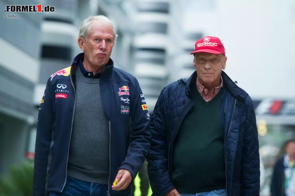 Foto zur News: Die wirklich wichtigen Entscheidungen treffen bei Red Bull andere. Helmut Marko zum Beispiel - aber auch der ist bei seinem Frühstücks-Kumpel Niki Lauda schon abgeblitzt. Marko hatte übrigens nach Suzuka Laudas Angebot, in dessen Privatflieger mitzukommen, dankend abgelehnt: &quot;Er hat gesagt, mit uns zwei Trotteln, also Toto und mir, fliegt er nicht mehr. Plötzlich ruft er eine Woche vor Sotschi an und meint: &#039;Nach Sotschi fliegen ist schon kompliziert. Kann ich mitfliegen?&#039;&quot; Oder, wie man in Österreich sagt: In der Not frisst der Teufel Fliegen.