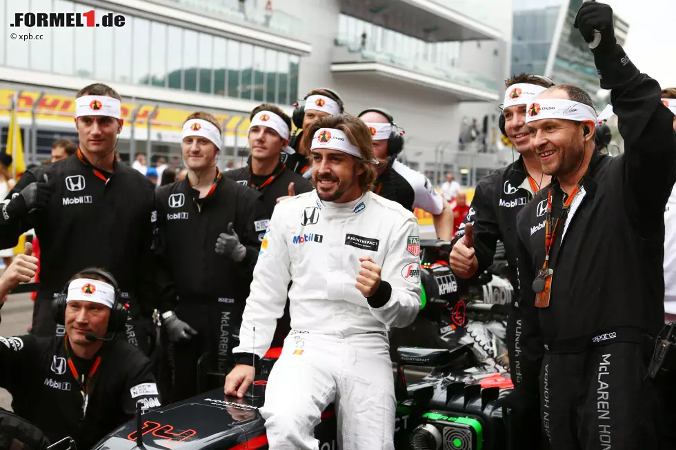 Foto zur News: Die Funksprüche von &quot;Samurai&quot; Fernando Alonso (&quot;GP2-Motor&quot;, &quot;Ich liebe deinen Humor&quot;) erlangen gerade Kultstatus. Davon, seinen 250. Grand Prix zu feiern, lässt er sich aber nicht abbringen - obwohl er in Indianapolis 2005 genau genommen nicht am Start war.