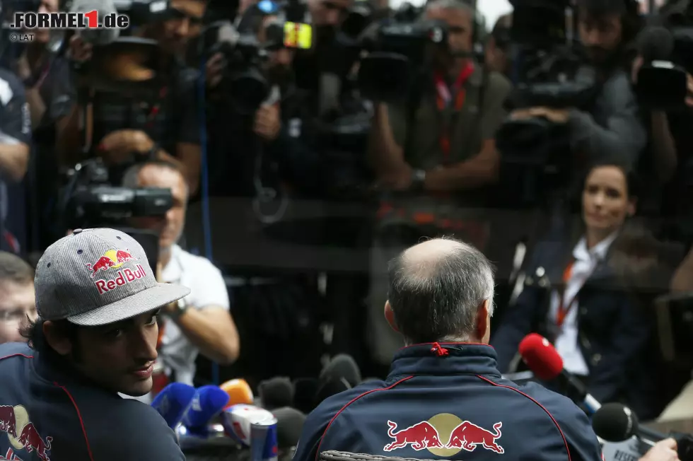 Foto zur News: Was er auch tut: Sainz gibt am Sonntagmorgen, nach dem finalen medizinischen Check, eine vielbeachtete Pressekonferenz, fährt im Rennen schon in den Punkterängen, ehe er abfliegt - wieder in Kurve 13! &quot;Wenn wir heute ins Ziel gekommen wären&quot;, schmunzelt er später, &quot;wären wir Helden geworden.&quot; Und er gibt zu: Am Anfang war ihm noch ein bisschen schwindlig.