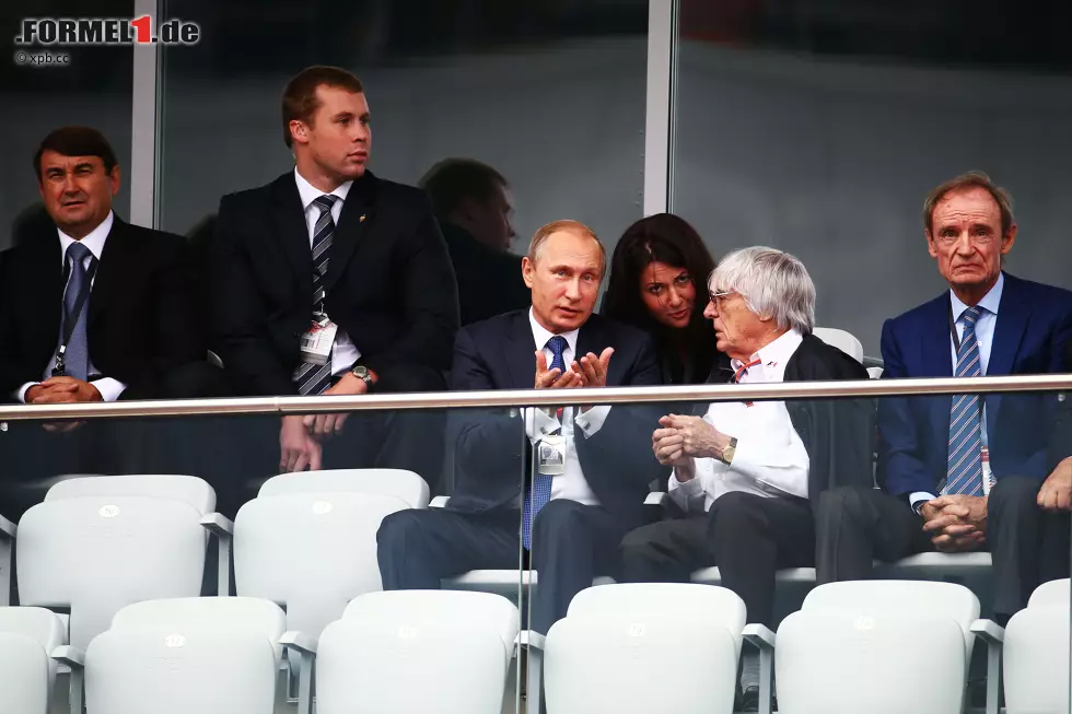 Foto zur News: Er ist wieder da: Nein, nicht Adolf Hitler (frei nach Timur Vermes), sondern Wladimir Putin lässt es sich auch im zweiten Jahr der Formel 1 in Russland nicht nehmen, mit Bernie Ecclestone das Rennen zu schauen und ein bisschen zu smalltalken. Putin ist übrigens der beste Nettozahler des Grand-Prix-Zirkus. Gut 50 Millionen Euro jährlich überweist er, um in Sotschi eineinhalb Stunden lang Autos im Kreis fahren zu sehen. Einem geschenkten Gaul schaut man nicht ins Maul.