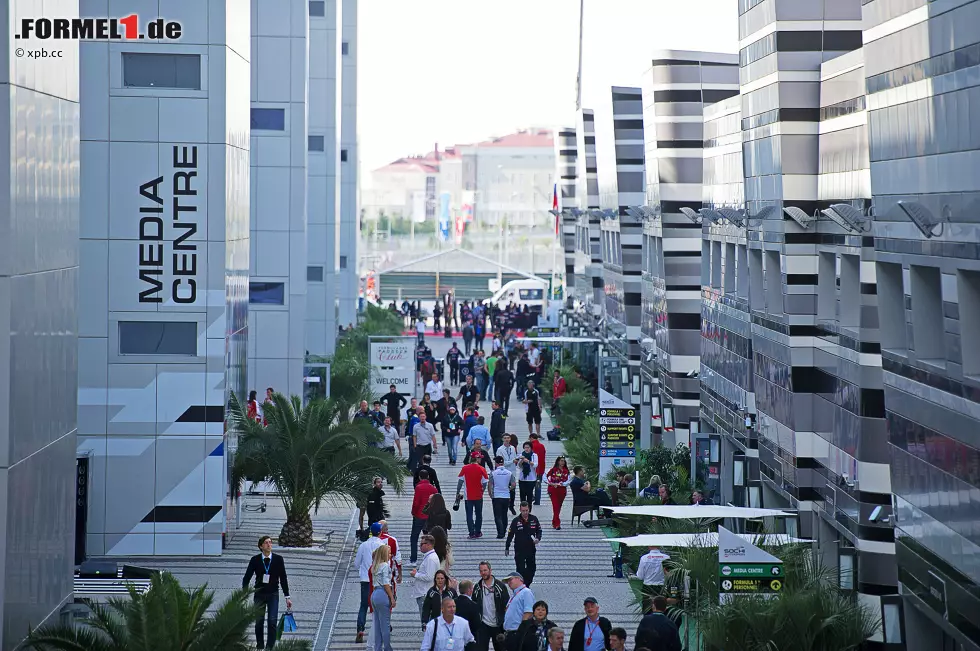 Foto zur News: So aufregend Sotschi auch sein mag und so modern und sympathisch die Anlagen auch gestaltet wurden, so drückt das viele Grau im Paddock doch ein wenig aufs Gemüt. Oder, wie es ein Kollege von der &#039;Bild&#039;-Zeitung ausdrückt: &quot;Ein paar lebensbejahende Farben hätten dem Fahrerlager jetzt nicht geschadet.&quot;