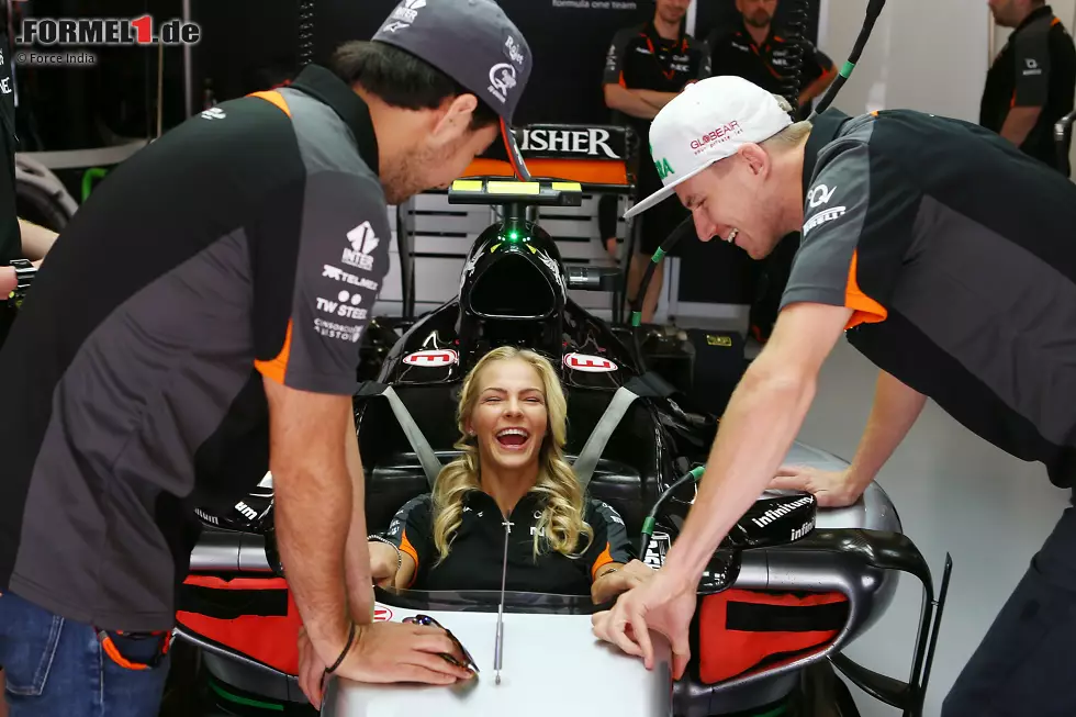 Foto zur News: Oder meinte &quot;Checo&quot; am Ende gar den sympathischen Besuch in der Box? Die russische Leichtathletin Darja Klischina kann zwar über sieben Meter weit springen, hat aber keine Ahnung davon, wie ein Formel-1-Auto funktioniert. Erklärt man doch gern.