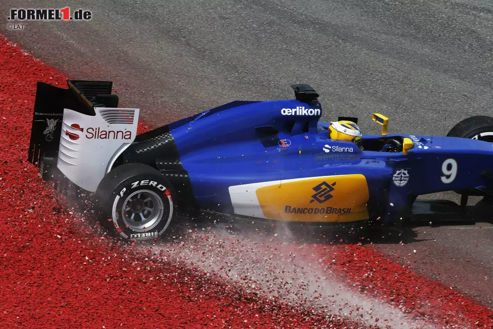 Foto zur News: Seinen Tiefpunkt erlebt Ericsson bereits beim zweiten Saisonrennen in Malaysia, wo er seine beste Startposition des Jahres, Platz neun, nicht nutzen kann. Der Sauber-Fahrer attackiert Nico Hülkenberg, dreht sich ins Kiesbett und bleibt dort stecken - und verhilft unabsichtlich wegen der Safety-Car-Phase Sebastian Vettel zu dessen erstem Ferrari-Sieg.