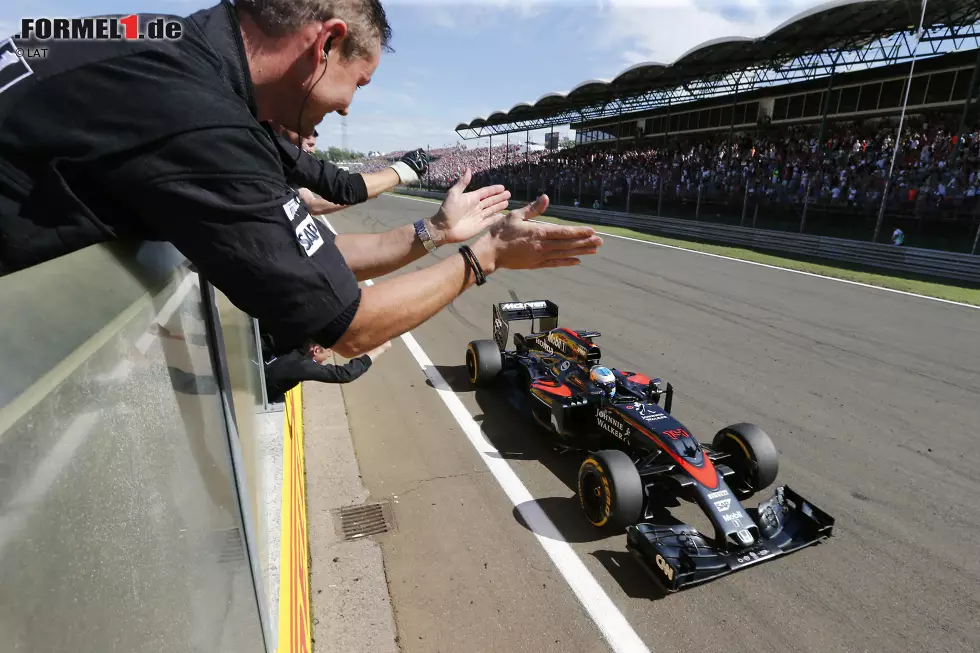 Foto zur News: Doppelweltmeister Fernando Alonso (2005/06) bäckt zehn Jahre nach seinem ersten WM-Titel kleinere Brötchen und muss sich mit dem 17. WM-Rang zufrieden geben. Der McLaren-Honda funktioniert immer dann am besten, wenn es nicht auf die Motorleistung ankommt - und so holt Alonso zehn seiner elf Punkte beim chaotischen Grand Prix von Ungarn.