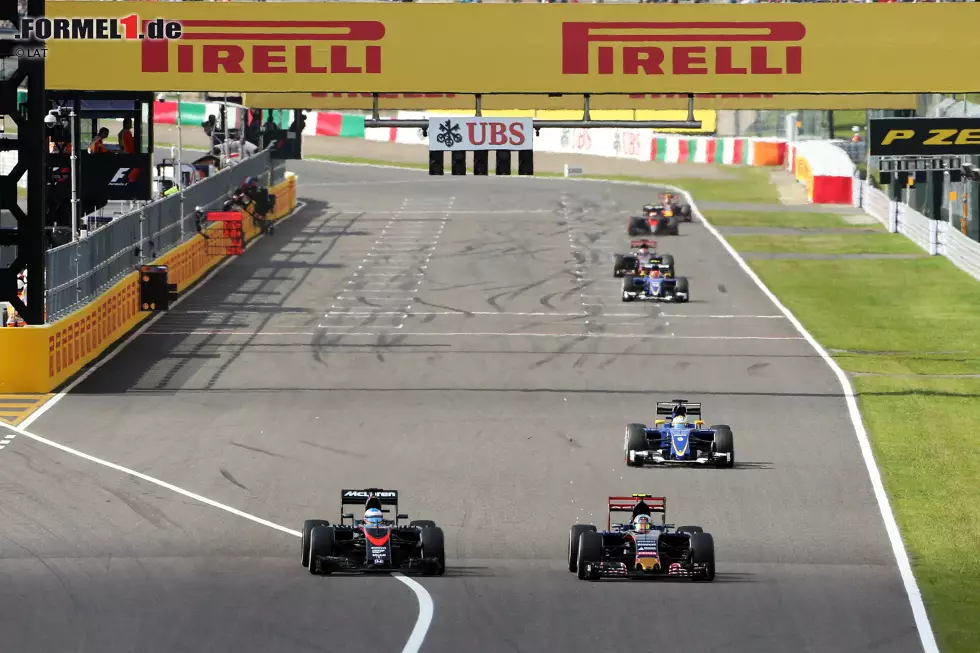 Foto zur News: Einen von vielen Tiefpunkten erlebt Alonso beim Honda-Heimspiel in Japan: &quot;GP2-Motor&quot;, klagt er am Boxenfunk, als er von einem Gegner nach dem anderen einfach stehen gelassen wird. Später gibt er zu: Die Spitze ist ganz gewusst gesetzt, um Honda wachzurütteln - und sollte 2015 nicht die einzige bleiben, siehe #PlacesAlonsoWouldRatherBe.