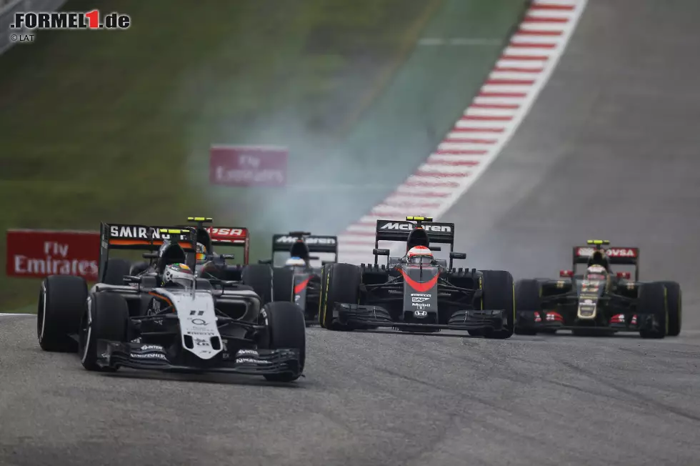 Foto zur News: Jenson Button (WM-16. mit 16 Punkten) ist der erste Teamkollege in der Geschichte der Formel 1, der in einer Saison mehr Punkte holt als Alonso. Seinen großen Auftritt hat er mit Platz sechs in Austin, wo er plötzlich mit Force India und Lotus fightet.