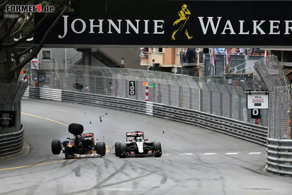 Foto zur News: In Monaco fährt Verstappen mit Supersoft-Reifen an einem Gegner nach dem anderen vorbei und führt die Regel, man könne dort nicht überholen, ad absurdum. Endstation ist aber bei Romain Grosjean, der nicht mitspielt - es kommt zum Crash bei Start und Ziel. Verstappen zeigt sich uneinsichtig, sieht die Schuld nicht bei sich - und steht zum ersten Mal in der Kritik.