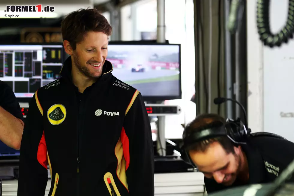 Foto zur News: Aber für den Franzosen überwiegen die Tiefpunkte. Sichtlich genervt ist er davon, dass er insgesamt 13 Mal das erste Freie Training auslassen muss, um Paydriver Jolyon Palmer eine Ausbildung zum Grand-Prix-Piloten 2016 zu ermöglichen. Besonders bitter: Weil Lotus in Suzuka die Hospitality-Rechnung nicht bezahlen kann, darf er dort nicht einmal am bewirteten Frühstückstisch des Teams warten.