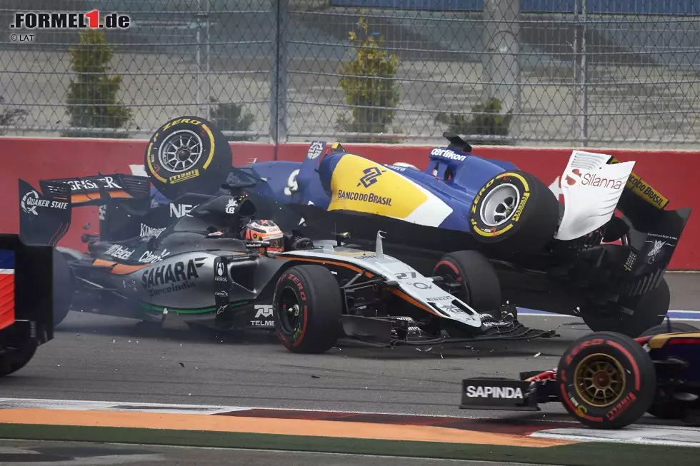 Foto zur News: Seine schlechteste Phase erlebt Hülkenberg ausgerechnet dann, als Teamkollege Sergio Perez am besten unterwegs ist und aufs Podium fährt: Erst verursacht er in Sotschi einen spektakulären Crash (Foto), und auch beim nächsten Rennen in Austin scheidet er nach Kollision mit Daniel Ricciardo aus.