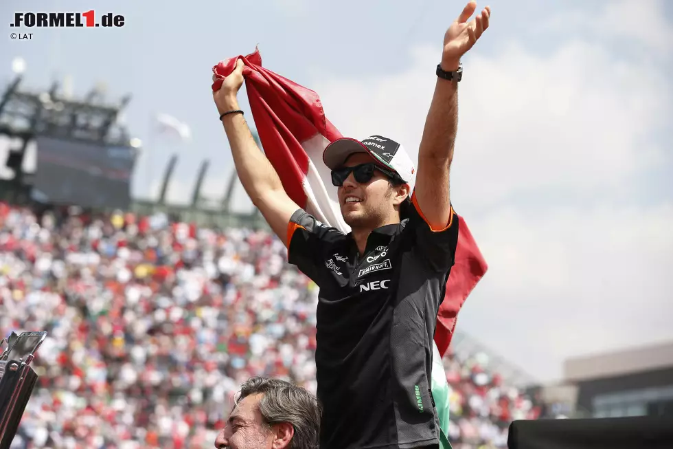 Foto zur News: Sergio Perez (WM-9. mit 78 Punkten), König von Mexiko: Mit dem Selbstvertrauen des dritten Platzes von Sotschi kommt &quot;Checo&quot; zum Heimspiel, wo er als umjubelter Superstar des schönsten Formel-1-Festes seit Jahren einen der emotionalsten Momente seiner gesamten Karriere erlebt. Dass er dort am Ende Achter wird, hinter Teamkollege Hülkenberg, kann den Gesamteindruck nicht trüben.