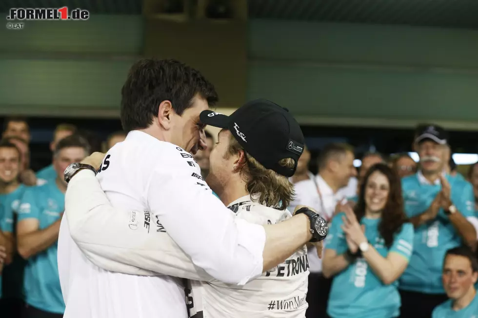 Foto zur News: Er kann&#039;s also doch noch: Nico Rosberg (WM-2. mit 322 Punkten) macht beim Saisonfinale in Abu Dhabi den ersten Hattrick seiner Formel-1-Karriere perfekt und geht mit einem guten Gefühl in die Winterpause. Positiver Nebeneffekt: Dem Teammanagement um Toto Wolff beweist er mit dem Erfolgsrun, dass Mercedes nicht nur einen Fahrer hat, der Weltmeister werden kann.