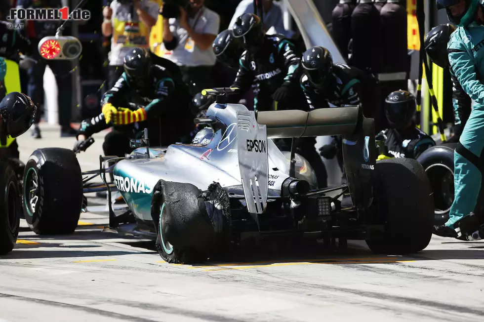 Foto zur News: Die Chance auf den WM-Titel 2015 verspielt Rosberg vielleicht schon in Budapest, wo er zwischendurch im &quot;virtuellen&quot; WM-Klassement in Führung liegt, sich dann aber strategisch zu sehr am Teamkollegen ausrichtet, statt den Sieg nach Hause zu fahren. Ein Reifenschaden ist der Tiefpunkt eines Rennens, das er auf Platz acht beendet - am Ende sogar hinter Lewis Hamilton.