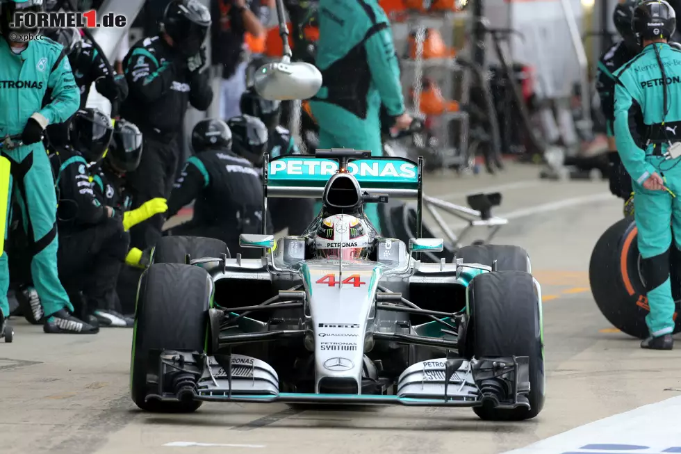 Foto zur News: Es ist ein Moment, der zeigt, warum Lewis Hamilton (Weltmeister mit 381 Punkten) ein verdienter Champion ist: Wie schon 2008, als er den Rest der Welt um eine Minute deklassiert hat, triumphiert der Mercedes-Superstar bei schwierigen Bedingungen vor Heimpublikum in Silverstone. Diesmal ist aber nicht nur sein Ausnahmetalent am Volant ausschlaggebend, sondern auch sein strategischer Riecher beim Wechsel auf Regenreifen, der ihn am führenden Williams-Duo vorbeispült.