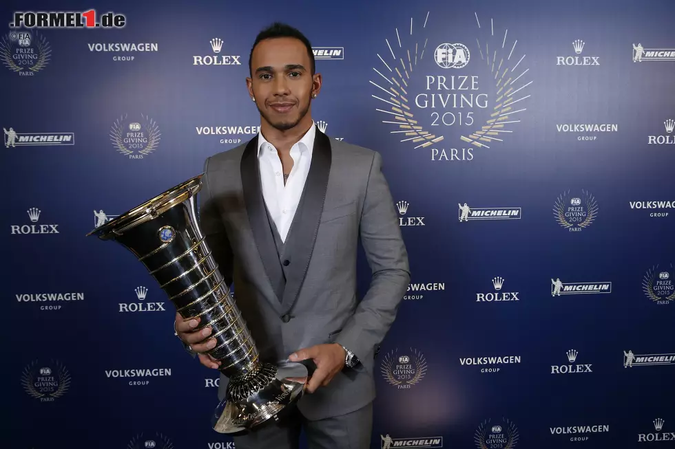 Foto zur News: Lewis Hamilton, Formel-1-Weltmeister 2015, bei der FIA-Gala am 4. Dezember in Paris.